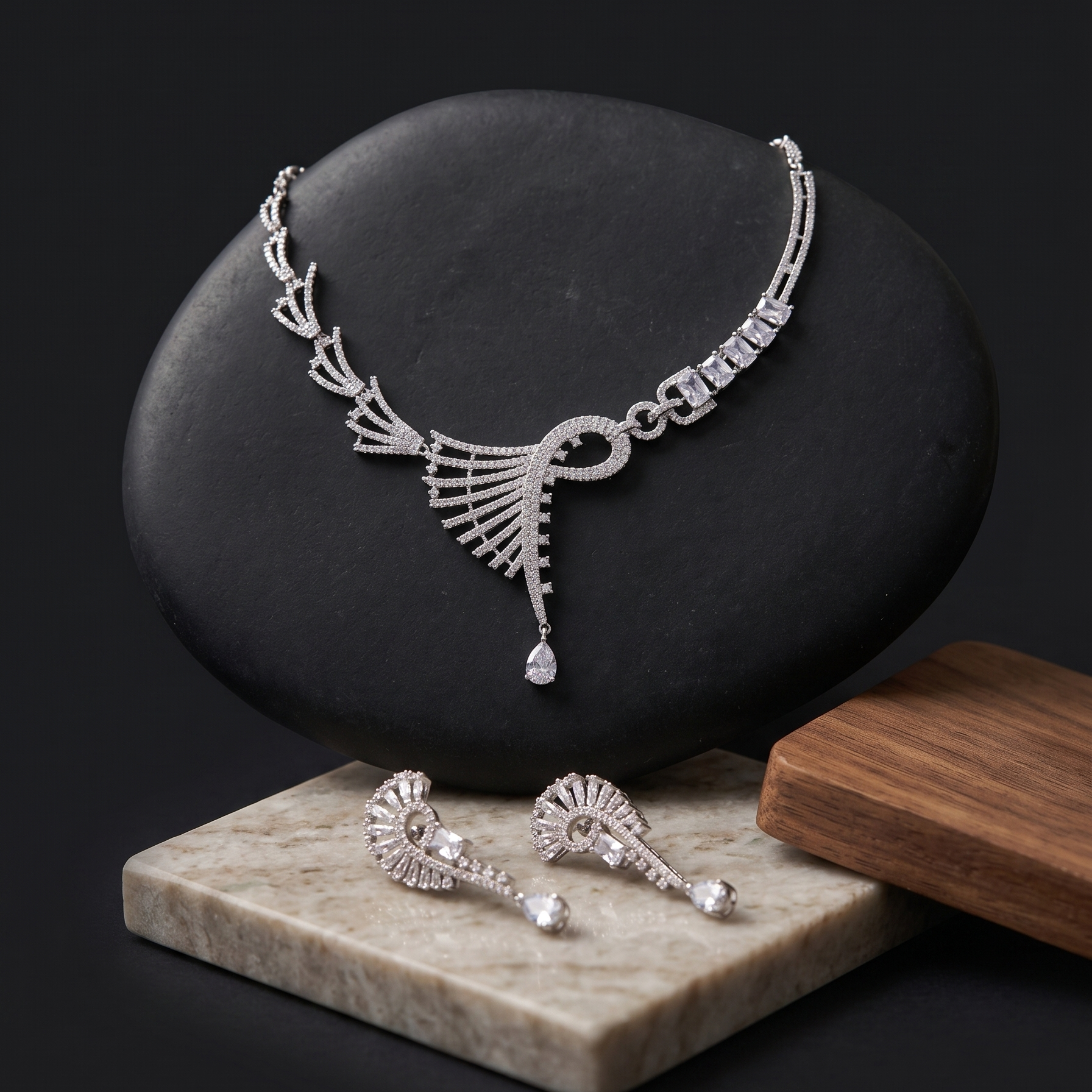 Bold Aura Necklace Set